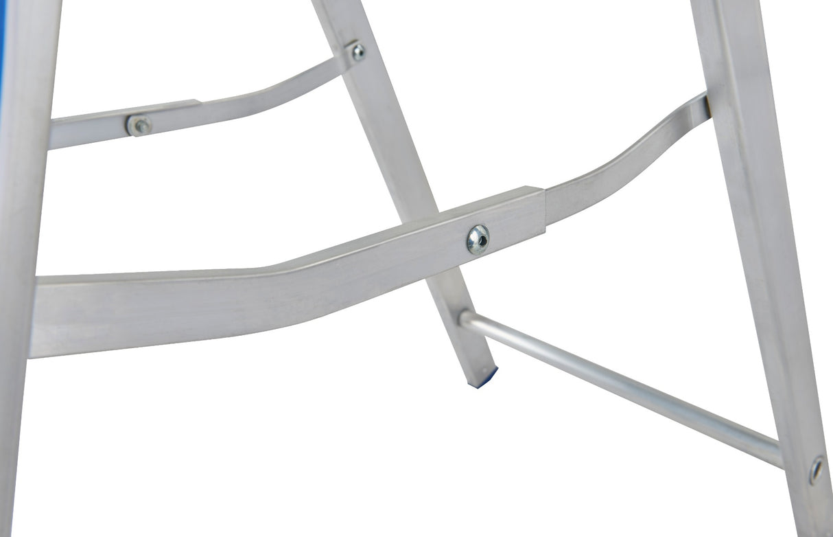 WERNER EU 7140418 Stepladder 4 Tread close up locking bar