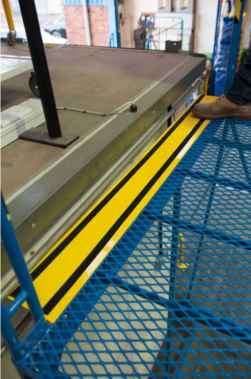 Platform Extension For Easy Slope Service Platform