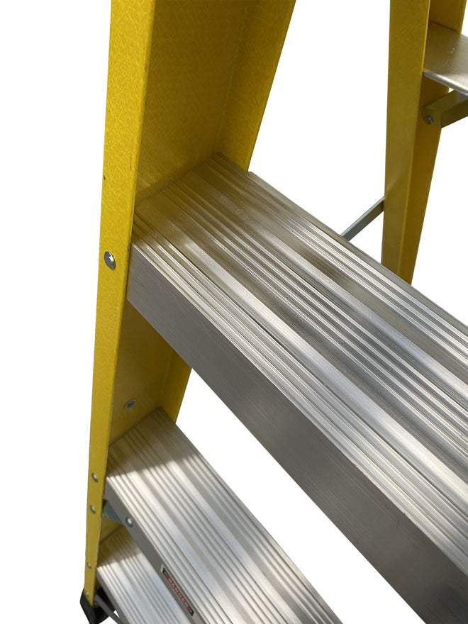 EN131 Professional GRP Swingback Stepladders tread