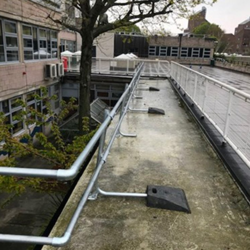 Freestanding edge protection on top of a building.